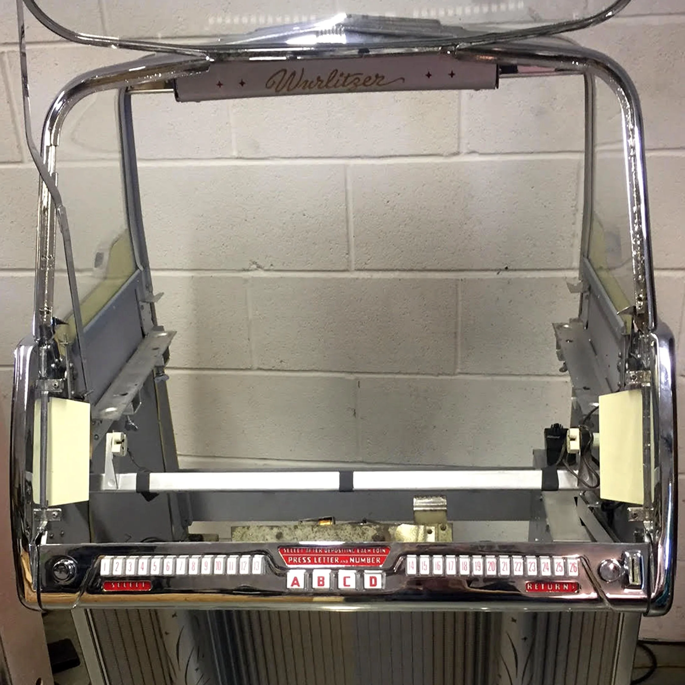 1955 Wurlitzer 1800 Vinyl Jukebox - Image 13