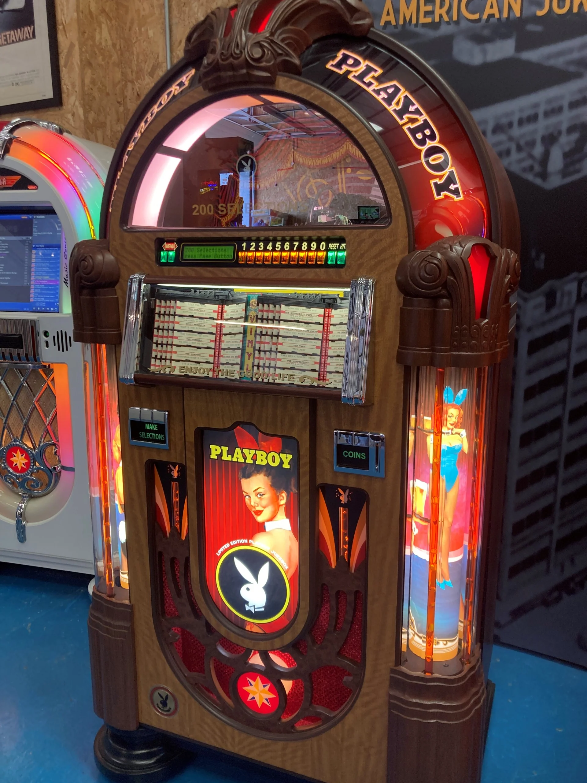 Playboy Vinyl 45 Rock-Ola Bubbler Limited Edition Jukebox with Bluetooth - Image 5