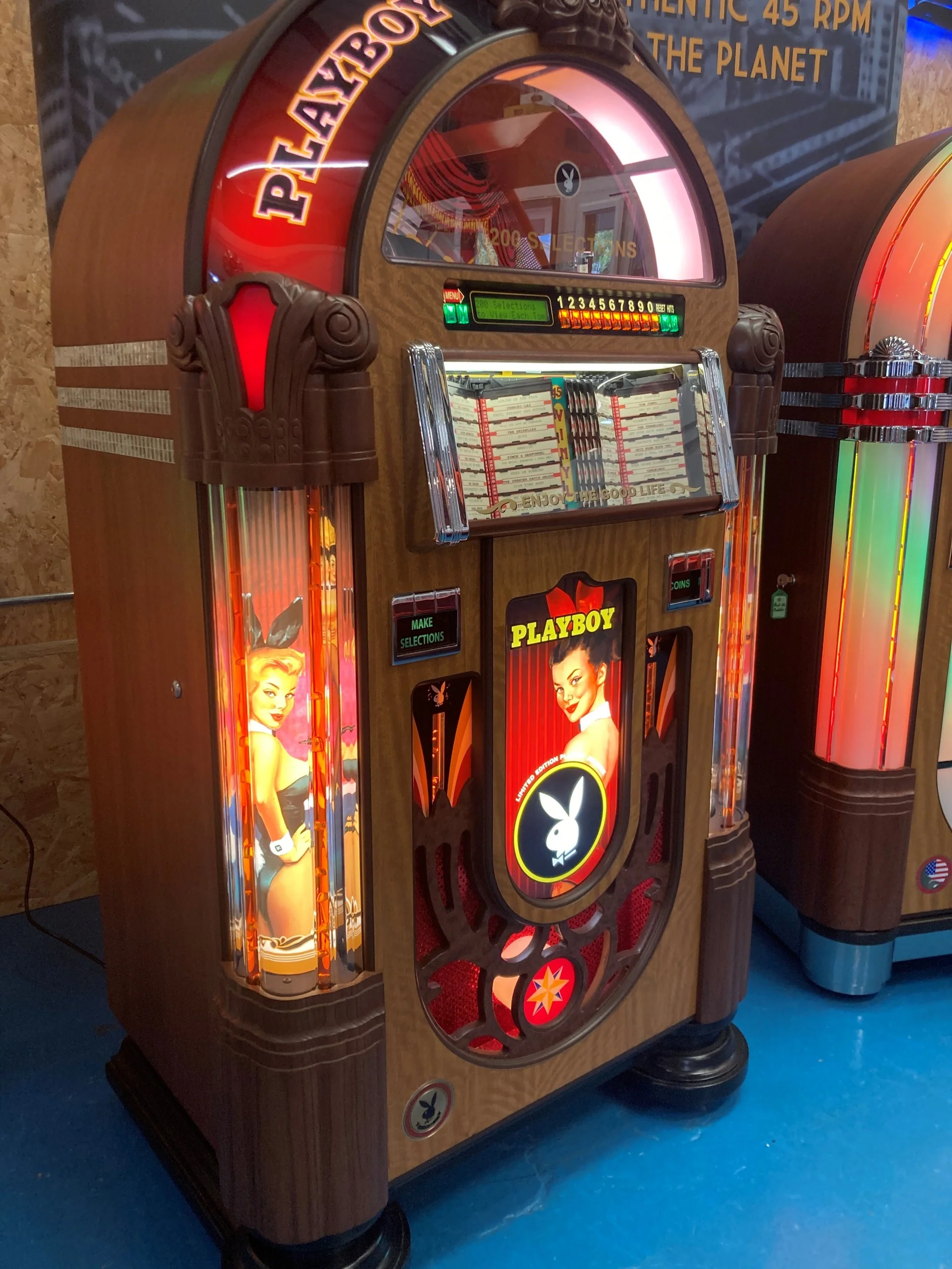 Playboy Vinyl 45 Rock-Ola Bubbler Limited Edition Jukebox with Bluetooth - Image 6