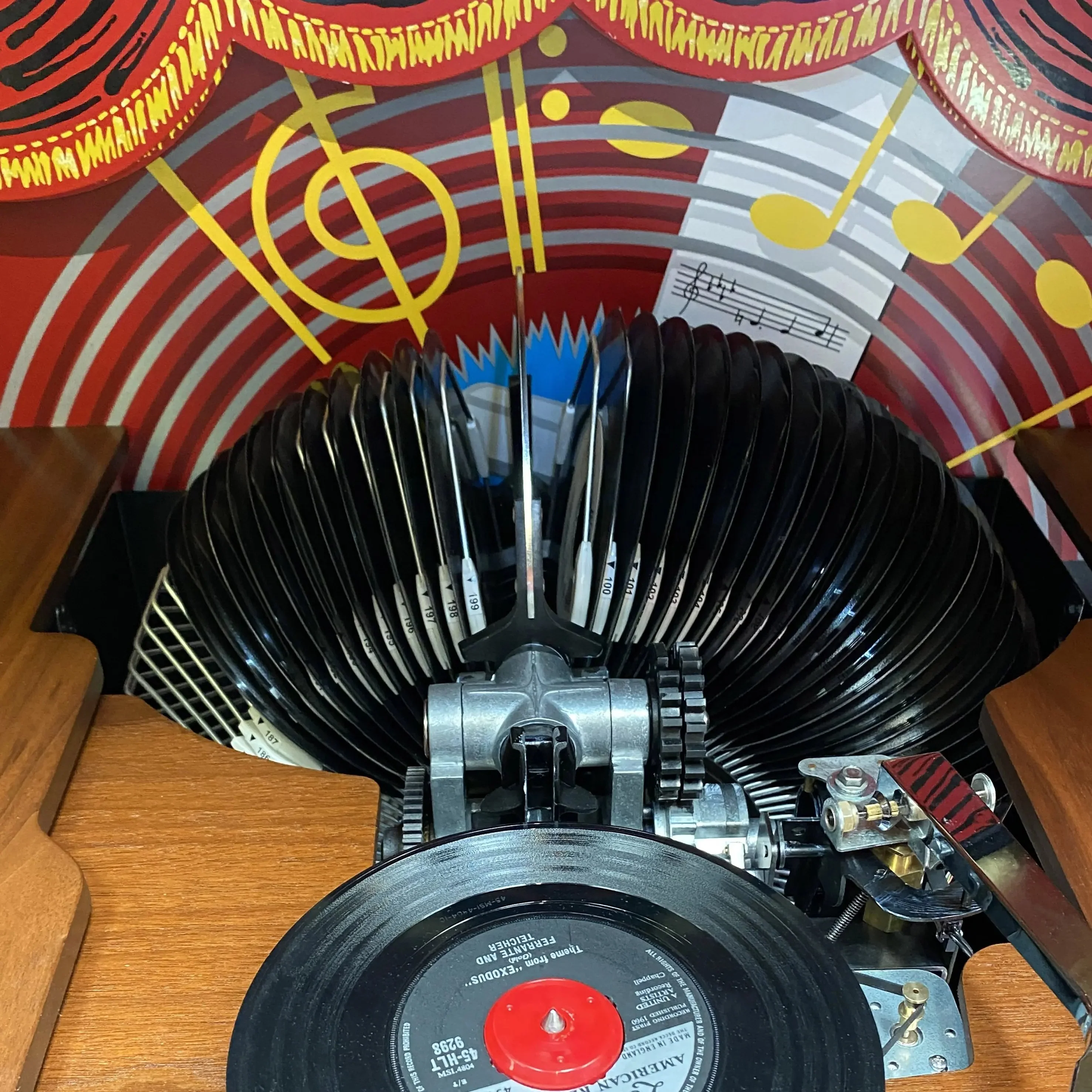 Rock-Ola Bubbler Vinyl 45 Deluxe Jukebox with Bluetooth - Image 7
