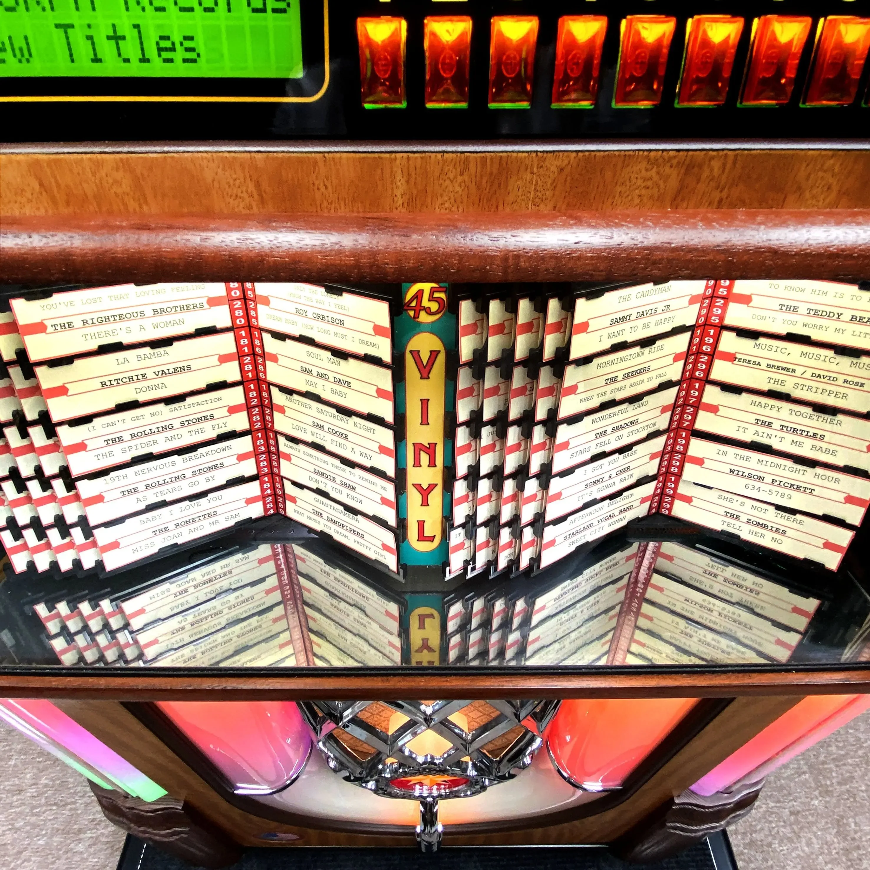 Rock-Ola Bubbler Vinyl 45 Deluxe Jukebox with Bluetooth - Image 8
