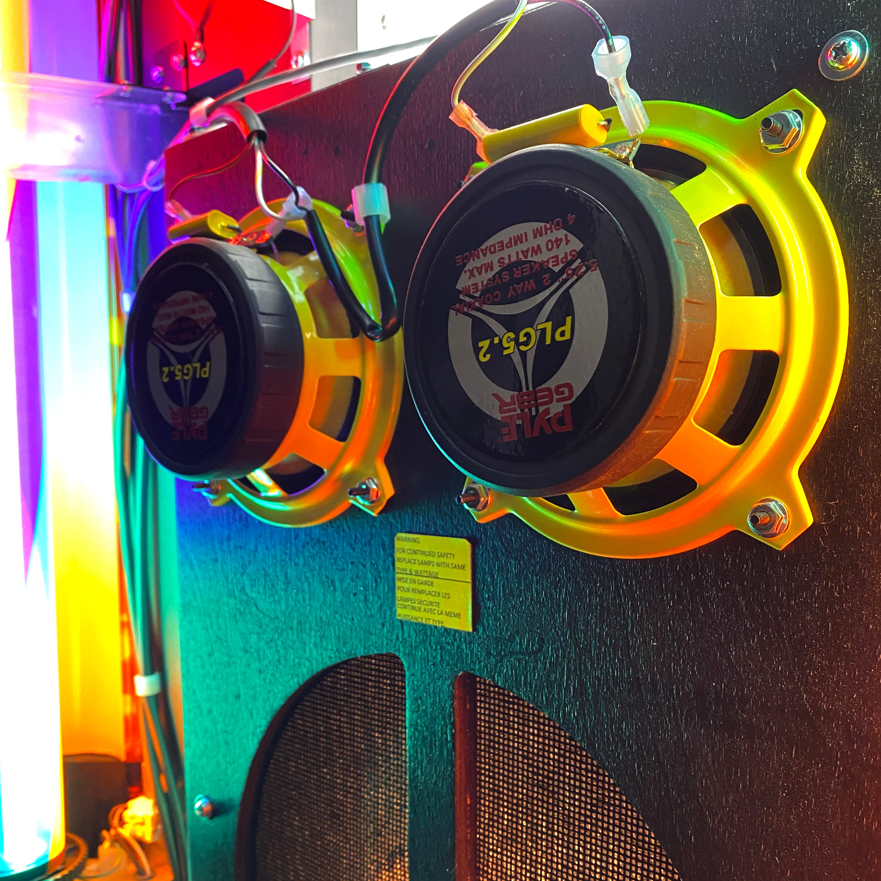 Rock-Ola Peacock Vinyl 45 Bubbler Jukebox with Bluetooth - Image 9