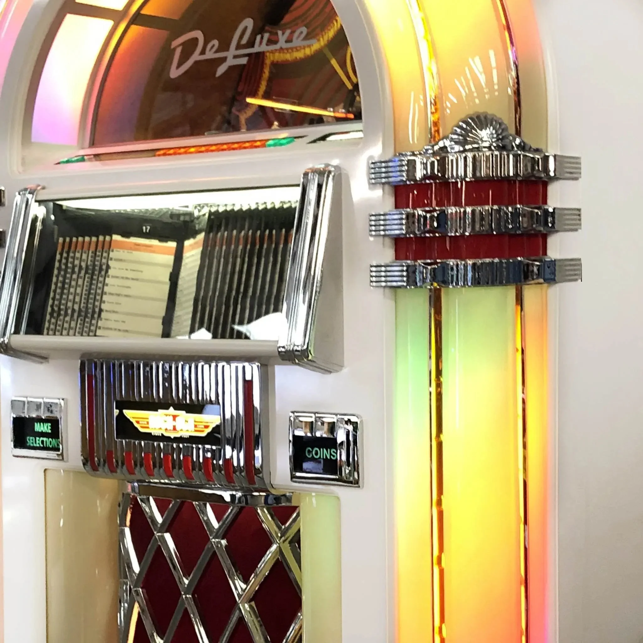 Rock-Ola Bubbler CD Jukebox in Gloss White with Bluetooth - Image 3