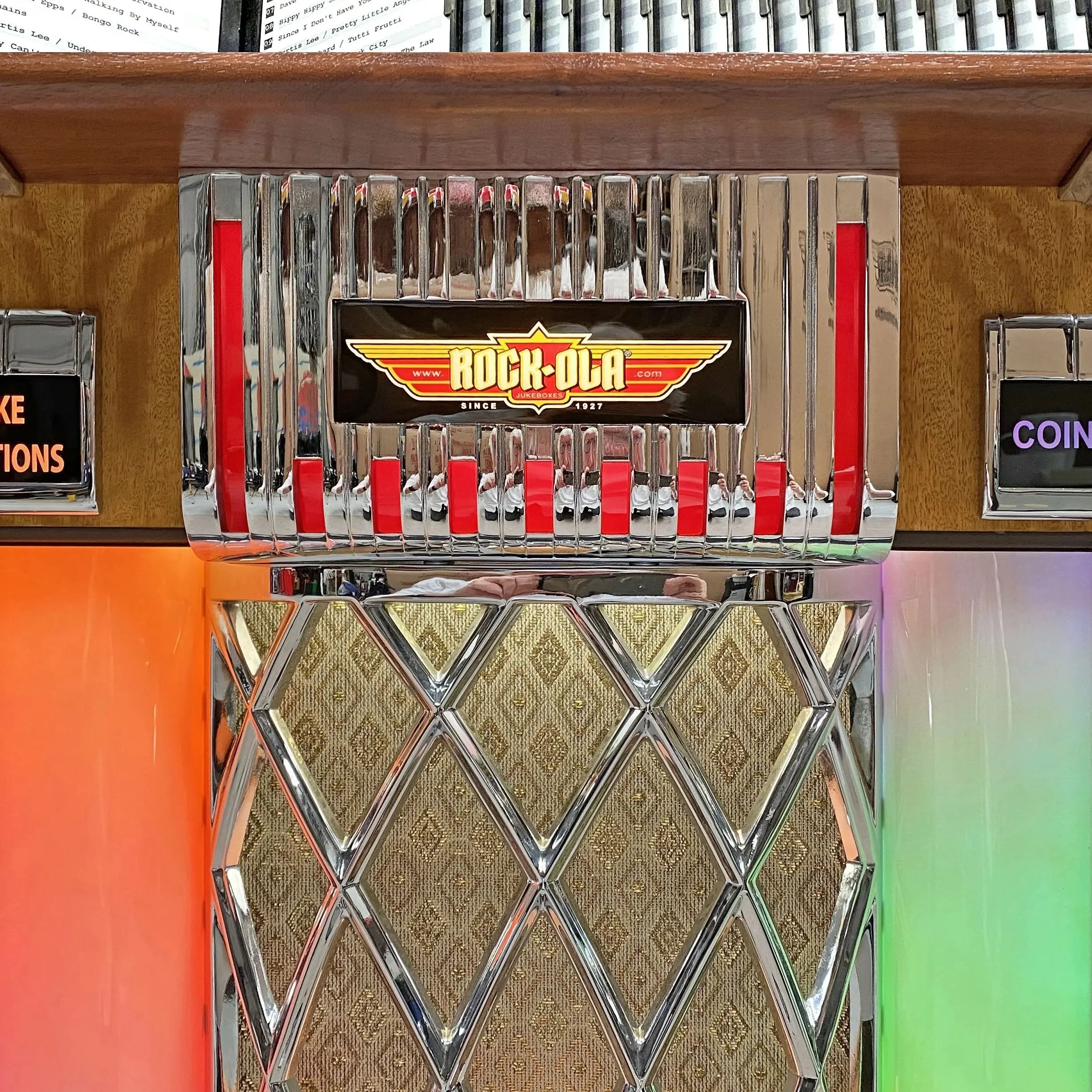 Rock-Ola Bubbler CD Jukebox in Walnut with Bluetooth - Image 10