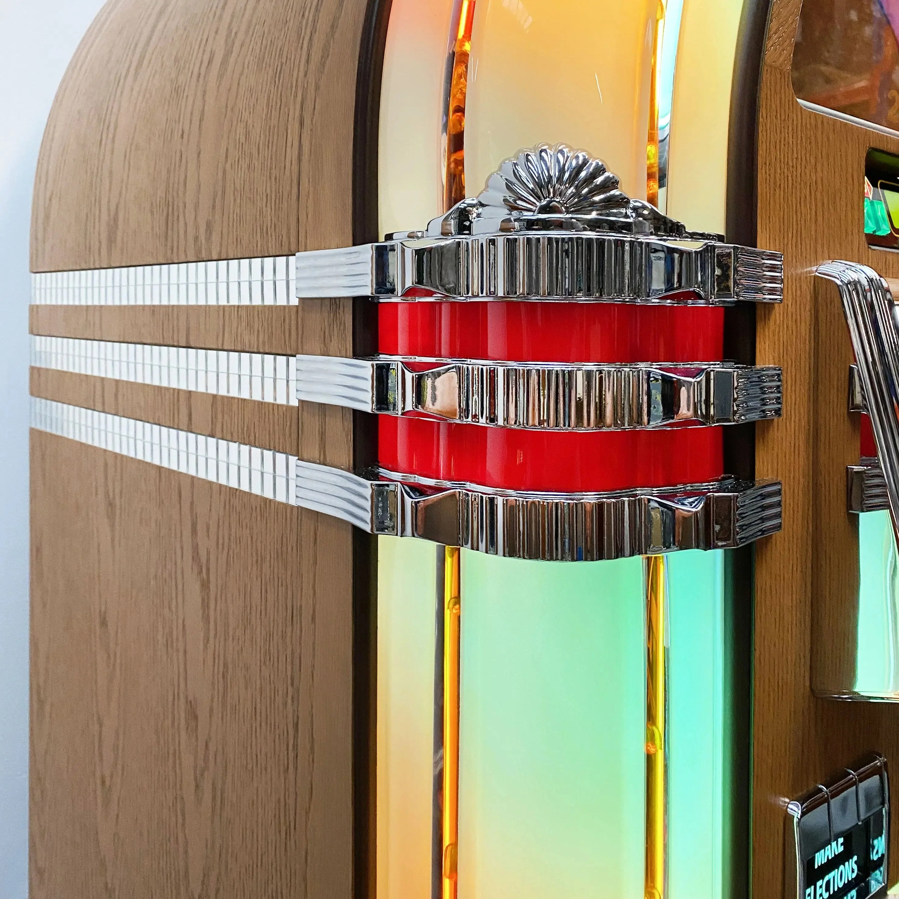 Rock-Ola Bubbler Vinyl 45 Jukebox in Light Oak with Bluetooth - Image 11
