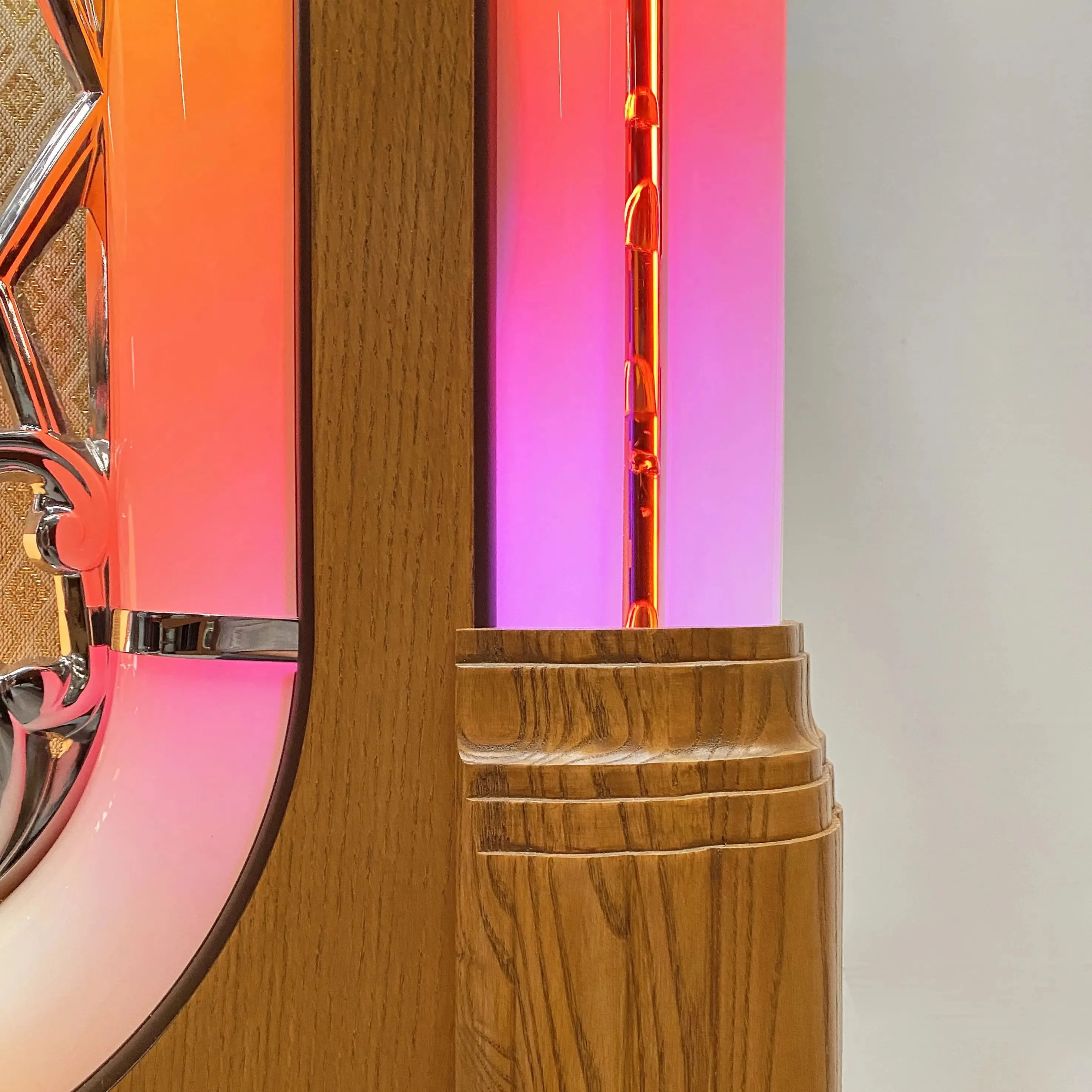 Rock-Ola Bubbler Vinyl 45 Jukebox in Light Oak with Bluetooth - Image 15
