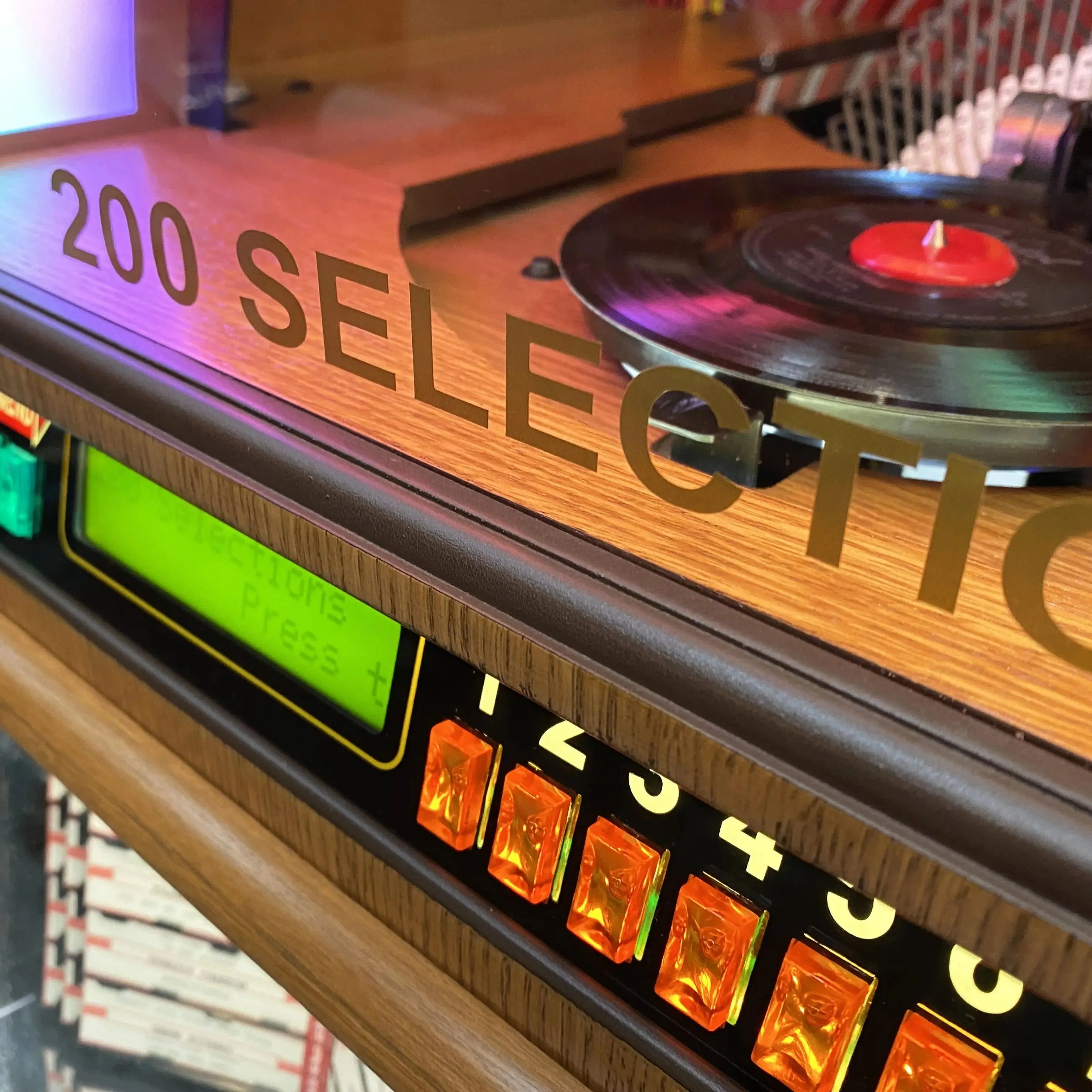 Rock-Ola Bubbler Vinyl 45 Jukebox in Light Oak with Bluetooth - Image 16