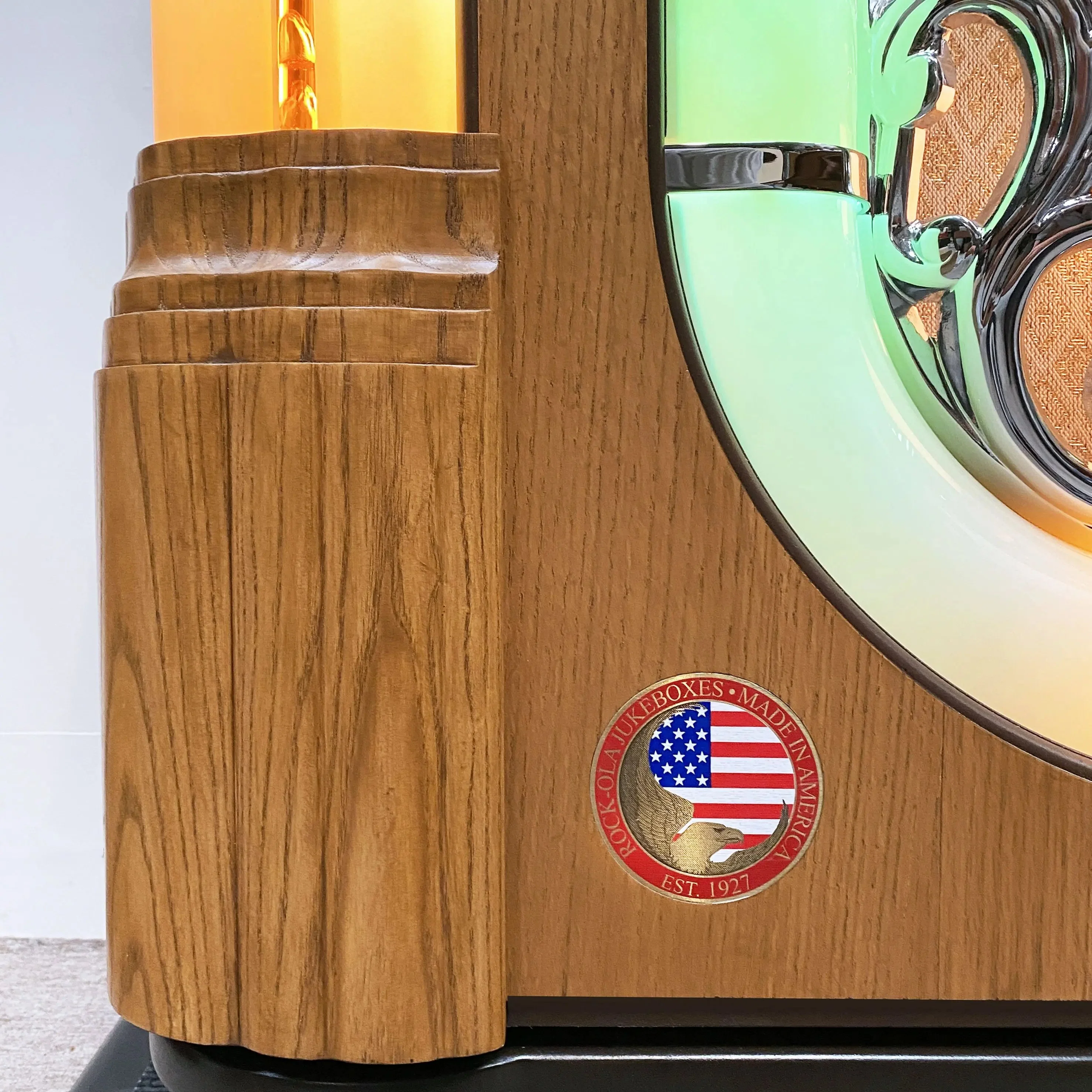 Rock-Ola Bubbler Vinyl 45 Jukebox in Light Oak with Bluetooth - Image 8