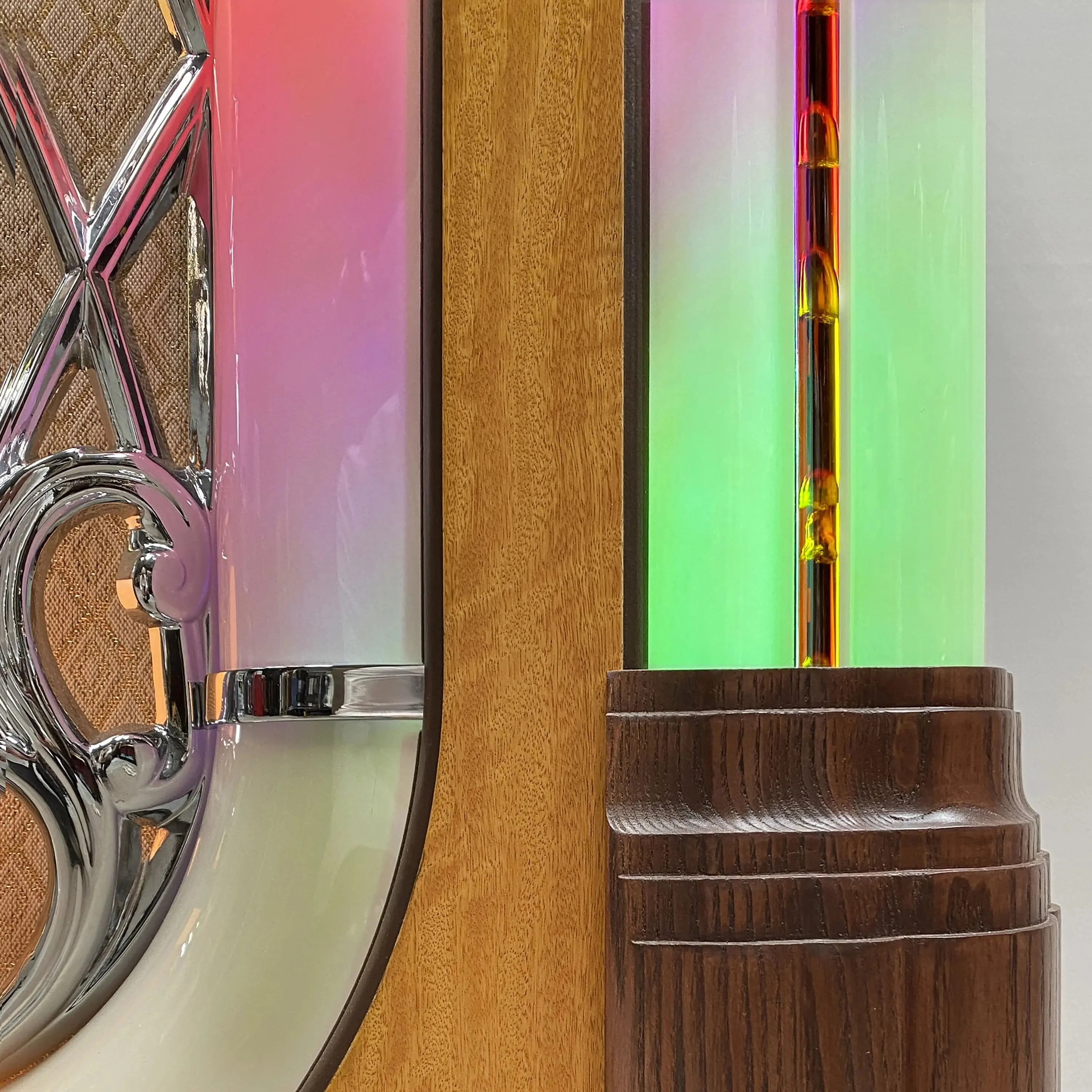 Rock-Ola Bubbler Vinyl 45 Jukebox in Walnut with Bluetooth - Image 14