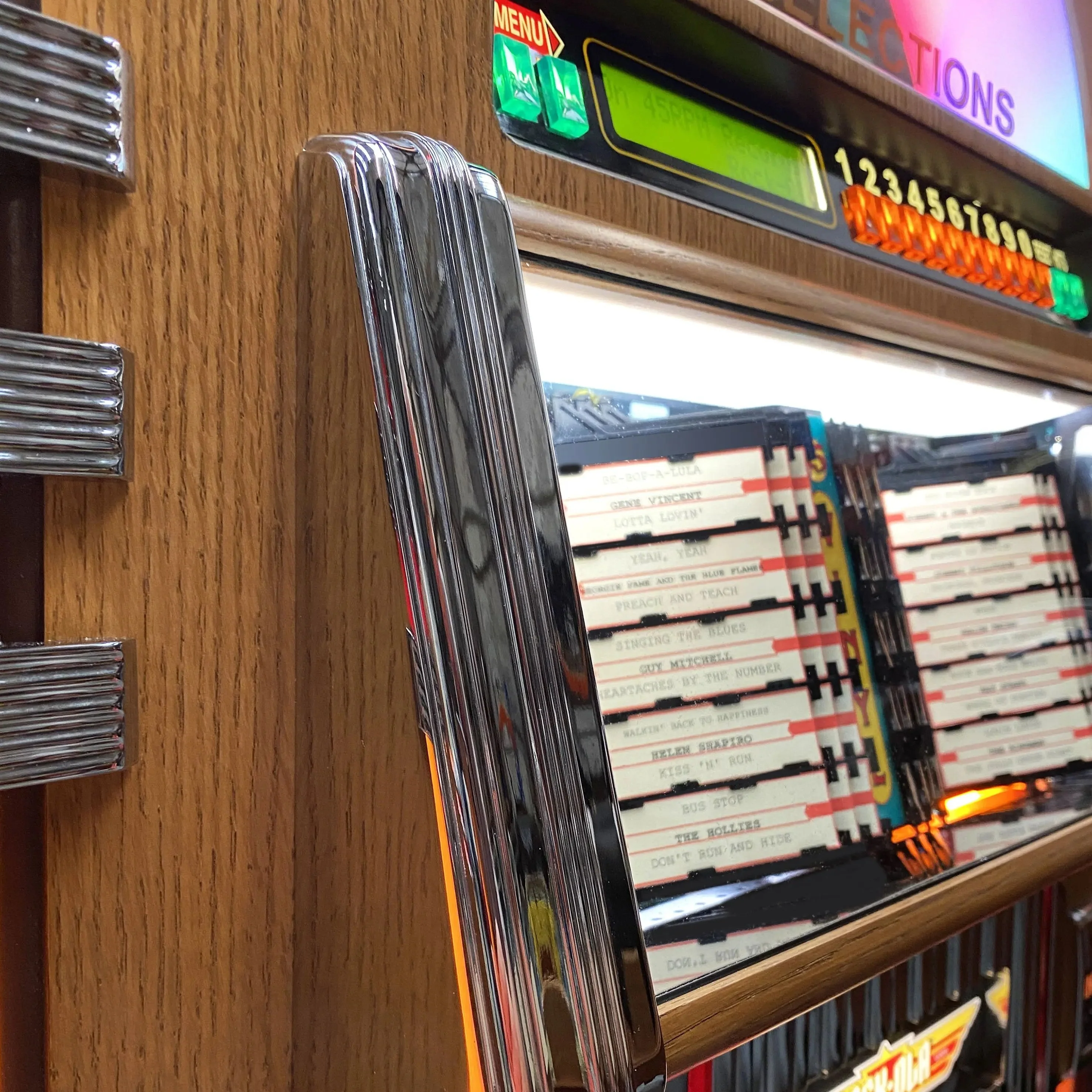 Rock-Ola Bubbler Vinyl 45 Jukebox in Light Oak with Bluetooth - Image 9