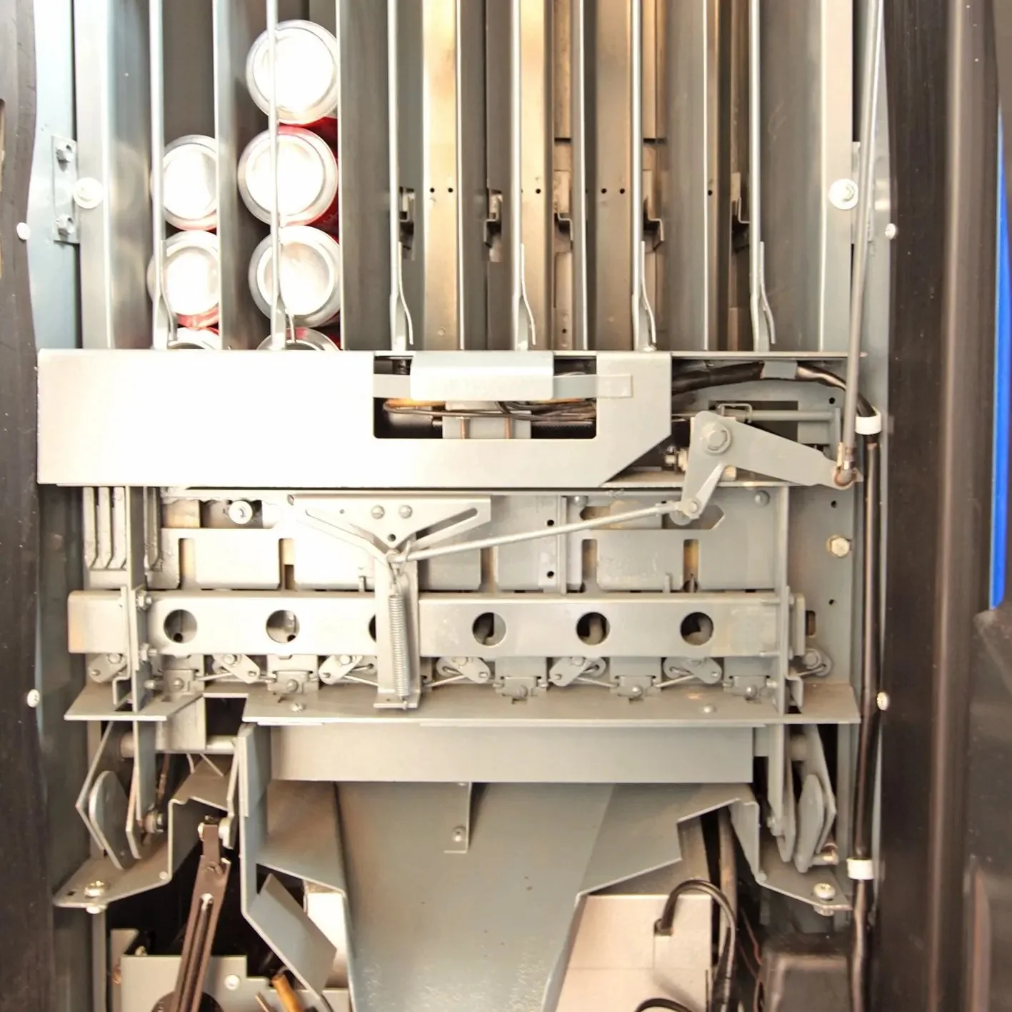Budweiser Vending Machine - 96 Can Capacity - Image 7